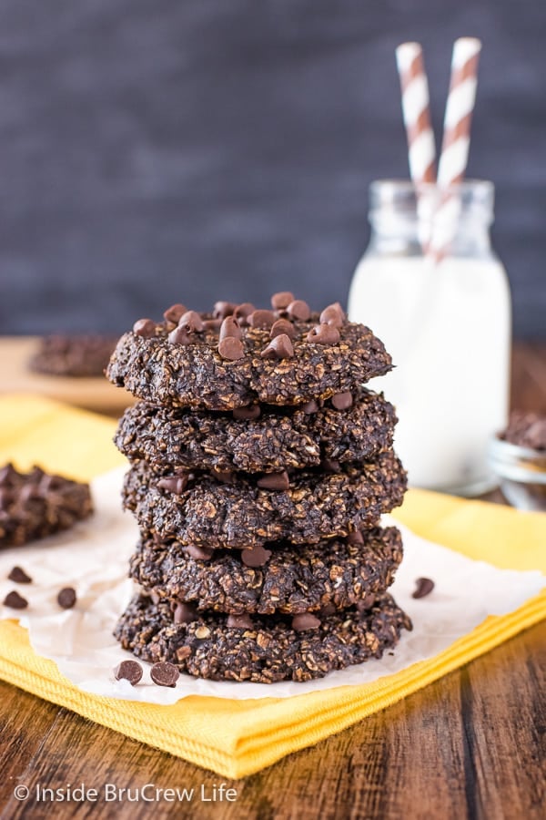 Peanut Butter Chocolate Banana Breakfast Cookies - healthy breakfast cookies loaded with chocolate and banana is the best way to start out any day. Make these easy cookies the next time you have ripe bananas. #healthy #banana #breakfastcookies #peanutbutter