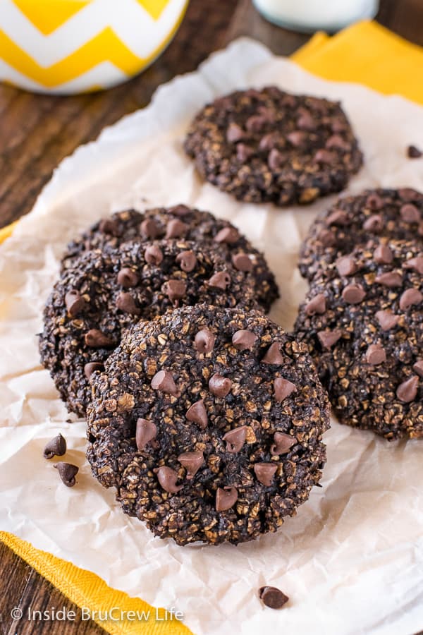 Peanut Butter Chocolate Banana Breakfast Cookies - start the day off right with these healthy breakfast cookies that are loaded with banana and chocolate. Great recipe to make with extra ripe bananas! #healthy #banana #breakfastcookies #peanutbutter