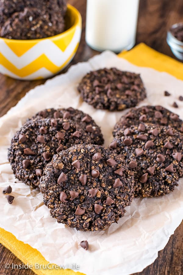 Peanut Butter Chocolate Banana Breakfast Cookies - bananas and chocolate chips make these the best breakfast cookies. Easy recipe to make for satisfying your sweet tooth! #healthy #banana #breakfastcookies #peanutbutter