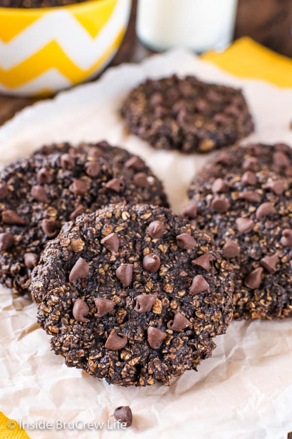 Peanut Butter Chocolate Banana Breakfast Cookies - these easy breakfast cookies are loaded with chocolate and peanut butter flavor. Try this easy recipe when you have extra ripe bananas. #healthy #banana #breakfastcookies #peanutbutter