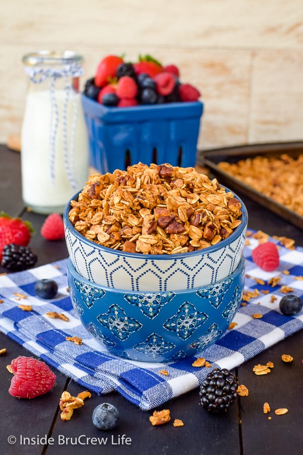 Honey Nut Granola - honey and nuts make this homemade granola taste amazing. Great snack mix to add to yogurt or chia pudding for breakfast! #granola #homemade #breakfast #snackmix #honeynut