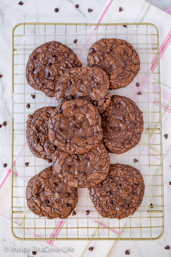 Overhead picture of a cooling rack with stacks of chocolate cookies on it.