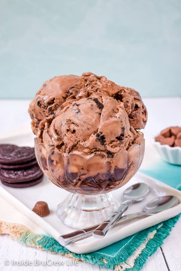 Chocolate Peanut Butter Cup Ice Cream - swirls of fudge and peanut butter give this homemade chocolate ice cream a delicious flavor. Make this easy recipe to enjoy on a hot summer day! #icecream #chocolate #peanutbuttercups #homemadeicecream #eggfree #Oreos #peanutbutter #icecreamday