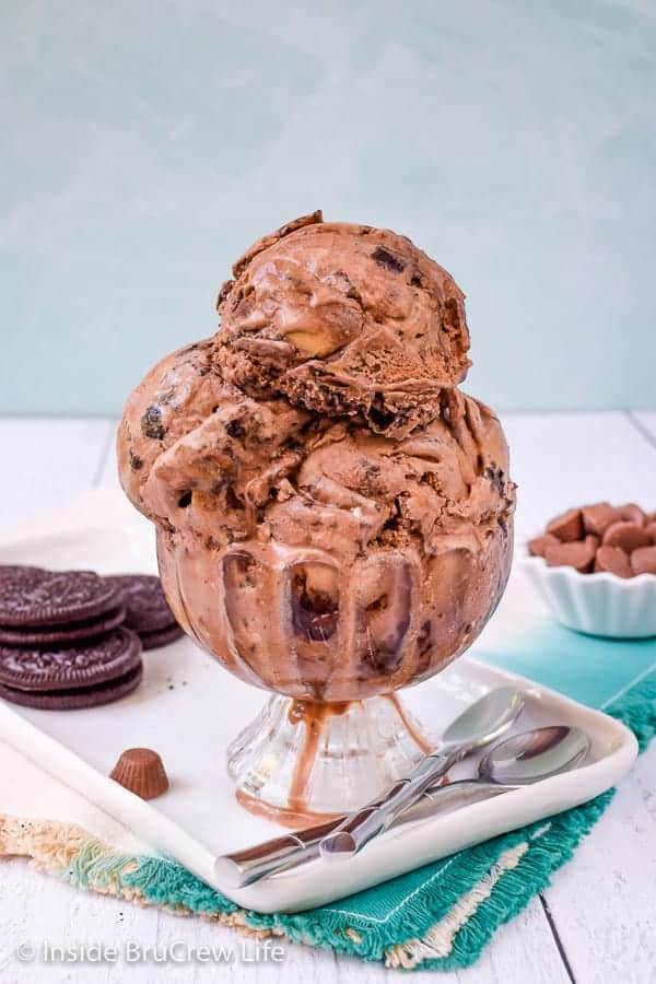 Chocolate Peanut Butter Cup Ice Cream - this homemade chocolate ice cream is swirled with hot fudge, peanut butter, and peanut butter cups. It's an easy, egg free recipe that tastes great on a hot summer day! #icecream #chocolate #peanutbuttercups #homemadeicecream #eggfree #Oreos #peanutbutter #icecreamday
