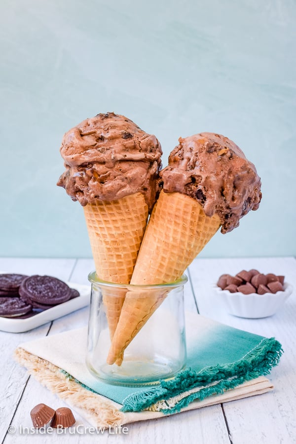Chocolate Peanut Butter Cup Ice Cream - swirls of peanut butter and hot fudge add a sweet flair to this homemade chocolate ice cream. Easy recipe to make during the hot summer months. #icecream #chocolate #peanutbuttercups #homemadeicecream #eggfree #Oreos #peanutbutter #icecreamday