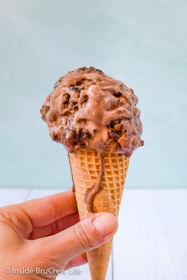 Chocolate Peanut Butter Cup Ice Cream - easy homemade chocolate cream with swirls of cookies, candies, and fudge. Easy recipe to make for hot summer days! #icecream #chocolate #peanutbuttercups #homemadeicecream #eggfree #Oreos #peanutbutter #icecreamday