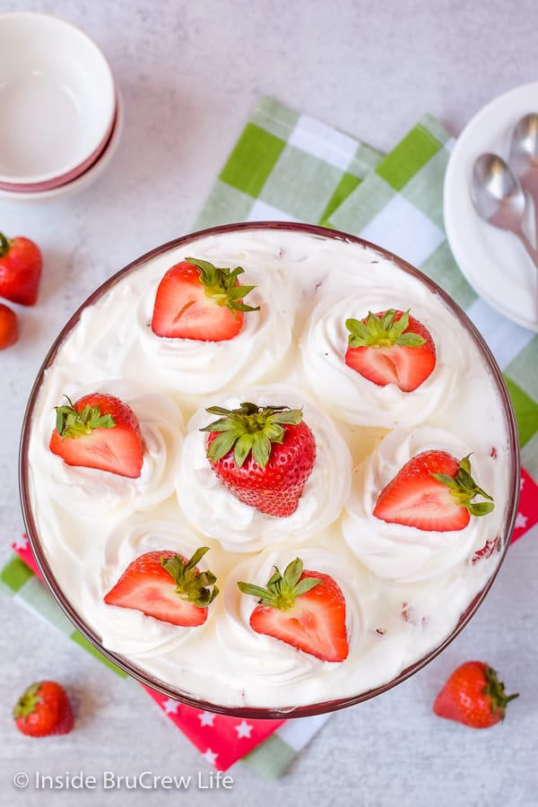 Easy No Bake napolilainen juustokakku Trifle - suklaa -, mansikka-ja vaniljakerrokset tekevät tästä helposta jälkiruoasta niin nätin ja niin herkullisen! Helppo resepti kesäjuhliin! #caketrifle #nobakedessert #napolilainen # chocolate #strawberry #nobakecheesecake