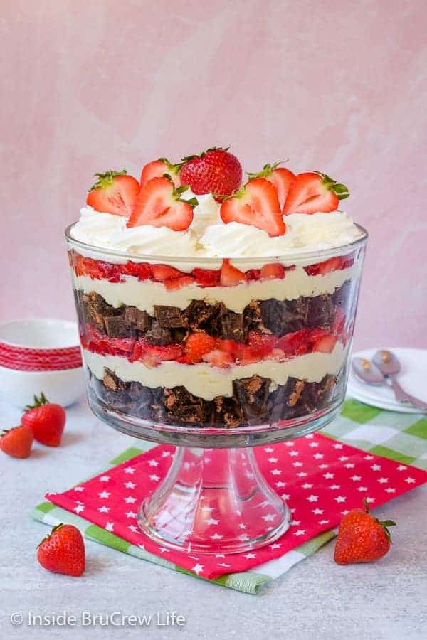 Easy No Bake Neapolitan Cheesecake Trifle - layers of snack cakes, no bake cheesecake, and fruit makes an impressive dessert. Make this easy recipe for summer picnics and parties! #caketrifle #nobakedessert #neapolitan #chocolate #strawberry #nobakecheesecake 