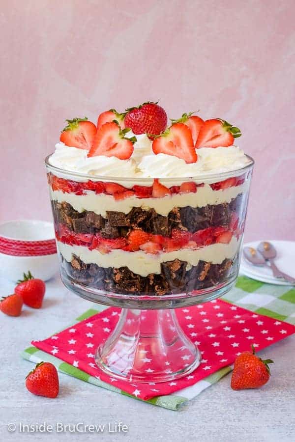 Pastel de queso napolitano fácil sin hornear-capas de pasteles de aperitivo, pastel de queso sin hornear y fruta hacen un postre impresionante. ¡Haz esta receta fácil para picnics y fiestas de verano! #caketrifle # nobakedessert # napolitano # chocolate # fresa # nobakecheesecake