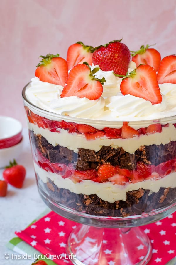 Easy No Bake Neapolitan Cheesecake Trifle - chocolate snack cakes, no bake vanilla cheesecake, and strawberries make this no bake cake trifle an easy dessert for hot summer days! #caketrifle #nobakedessert #neapolitan #chocolate #strawberry #nobakecheesecake 