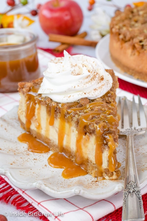 https://insidebrucrewlife.com/wp-content/uploads/2019/09/Apple-Crisp-Cheesecake-5-1.jpg