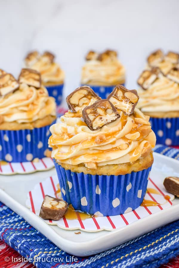 Caramel Apple Cupcakes - adding creamy caramel frosting and candy bars to the tops of these easy apple cupcakes makes them taste amazing! Make this easy recipe for parties this fall. #cupcakes #caramelapple #caramelfrosting #Snickers
