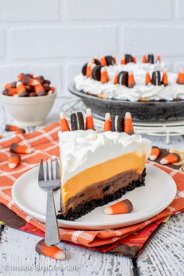 No Bake Halloween Oreo Cream Pie - an Oreo cookie crust filled with chocolate cookies and cream cheesecake and vanilla pudding makes this the perfect Halloween pie. Easy recipe for parties.