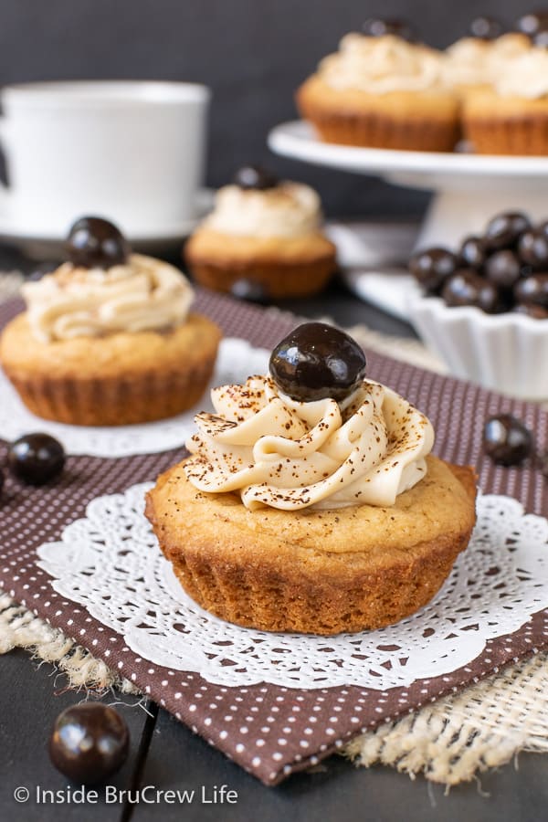 Tiramisu Cookie Cups - a creamy coffee filling makes these little sugar cookie cups a fun treat for coffee lovers. #cookiecups #tiramisu #coffee #cookies #espressowhippedcream