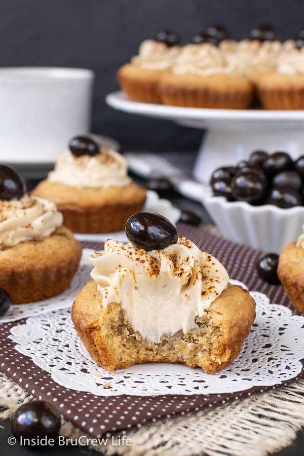 Tiramisu Cookie Cups - these little sugar cookie cups are filled with a creamy coffee filling. Great recipe to make when you are craving tiramisu. #cookiecups #tiramisu #coffee #cookies #espressowhippedcream