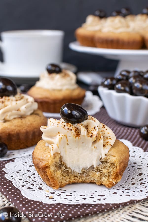 Tiramisu Cookie Cups - a creamy coffee filling makes these little coffee flavored sugar cookie cups a pretty and delicious treat. Great recipe for cookie exchanges! #cookiecups #tiramisu #coffee #cookies #espressowhippedcream