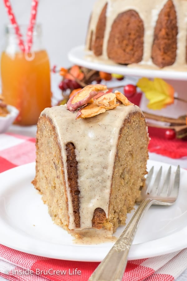 Toffee Apple Bundt Cake - toffee bits and apples give this spice cake a delicious fall flavor. Easy recipe to make for fall parties! #cake #bundtcake #apple #toffee #spicecake #homemade