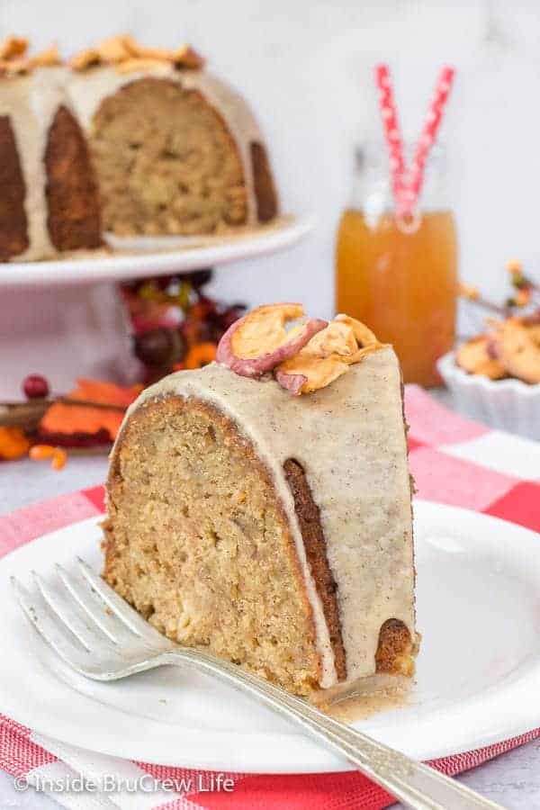 Toffee Apple Bundt Cake - this homemade spice cake is loaded with apples and toffee bits. Make this easy recipe and enjoy a bite of fall. #cake #bundtcake #apple #toffee #spicecake #homemade