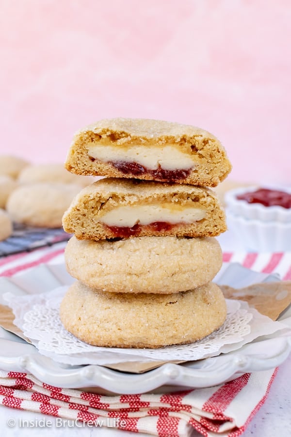 Strawberry Cheesecake Stuffed Cookies - these soft sugar cookies have a sweet filling and a crunchy sugar coating that will have everyone reaching for more. Great recipe to make for dessert. #cookies #cheesecake #stuffedcookies #sugarcookies #strawberry