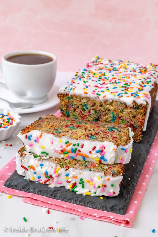 Funfetti Banana Bread - this banana bread is loaded with sprinkles and cake batter flavor. Make this easy recipe for breakfast or after school snacks. #banana #sweetbread #bananabread #funfetti #cakebatter #sprinkles