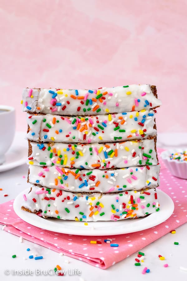 Funfetti Banana Bread - this easy sweet bread is loaded with sprinkles and topped with a fun frosting. Make this easy recipe for breakfast or for an after school snack. #banana #sweetbread #bananabread #funfetti #cakebatter #sprinkles