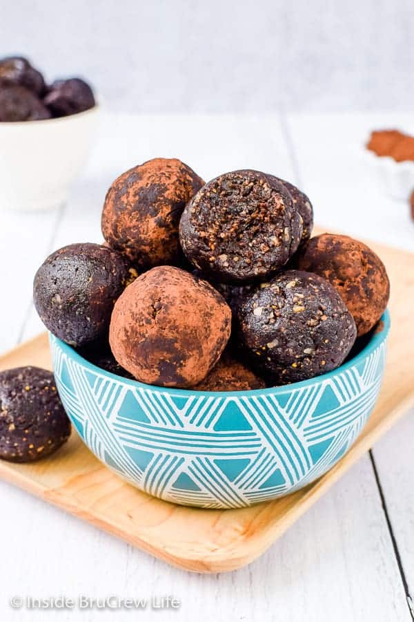 Healthy No Bake Brownie Bites - these sweet little chocolate energy bites are made with just a few natural ingredients. Make these gluten free, vegan treats when you are craving chocolate. #healthy #energybites #browniebites #nobake #chocolate #figbars #glutenfree #vegan #paleo #energyballs