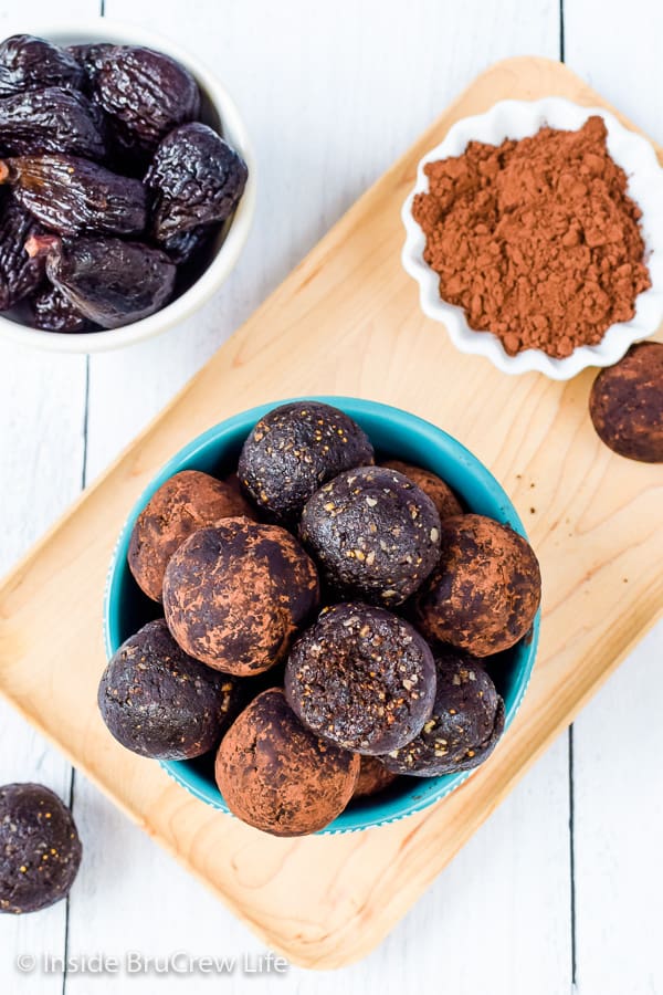 Healthy No Bake Brownie Bites - enjoy a fudgy chocolate bite when you are craving something sweet. These chocolate energy bites are easy to make and taste amazing. #healthy #energybites #browniebites #nobake #chocolate #figbars #glutenfree #vegan #paleo #energyballs