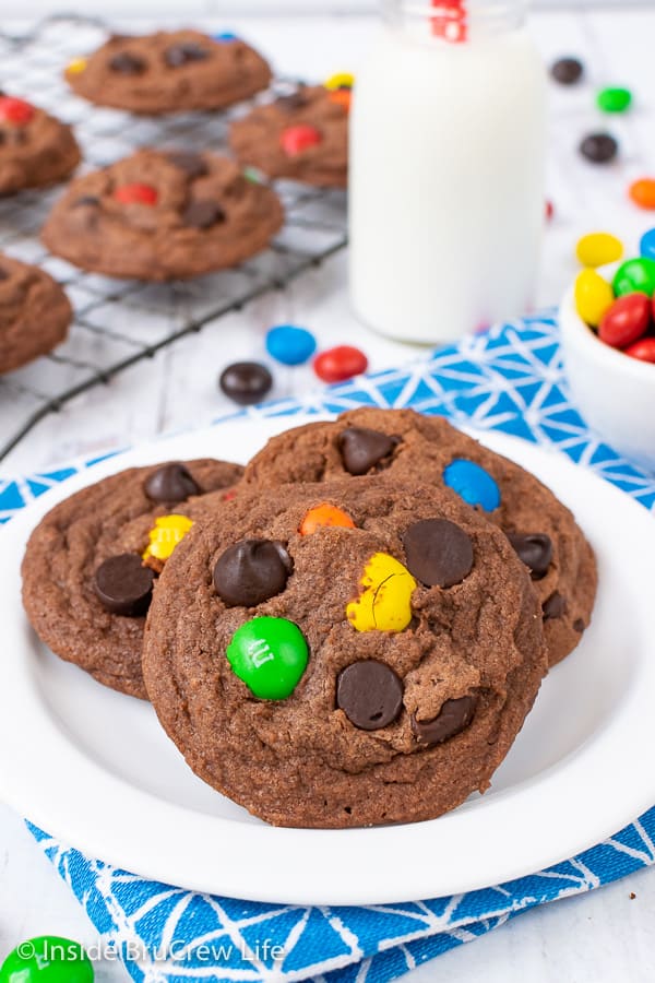 M&M Nutella Pudding Cookies - add candy and chocolate chips to these easy pudding cookies to make them taste amazing. Great recipe for dessert or bake sales. #cookies #nutella #puddingcookies #chocolate #candy #chocolatechipcookies