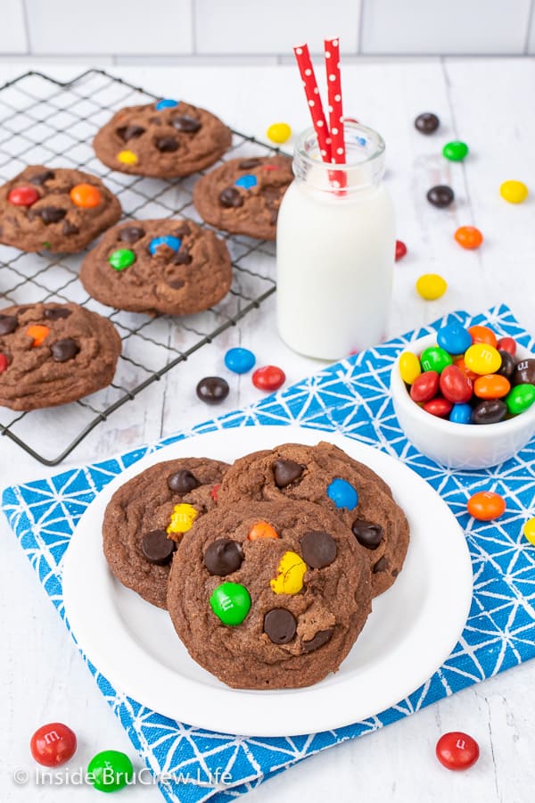 M&M Nutella Pudding Cookies - adding candy and chocolate chips to these easy pudding cookies makes them so fun and full of chocolate flavor. Great recipe to make this week for dessert. #cookies #nutella #puddingcookies #chocolate #candy #chocolatechipcookies