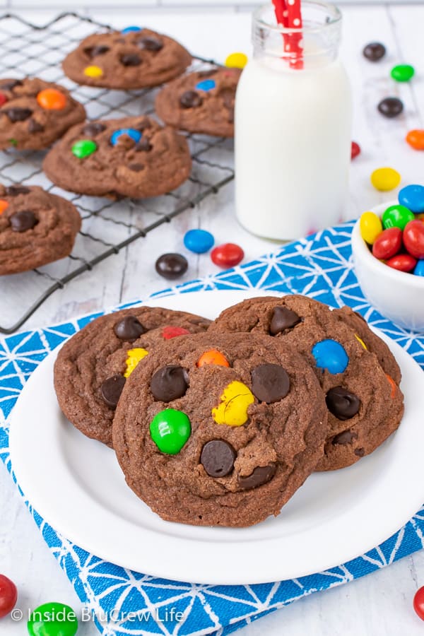 M&M Nutella Pudding Cookies - these soft pudding cookies are full of Nutella, chocolate chips, and candy. Make this fun recipe for snacks this week. #cookies #nutella #puddingcookies #chocolate #candy #chocolatechipcookies