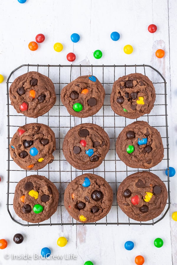 M&M Nutella Pudding Cookies - lots of chocolate chips and colorful candies make these easy pudding cookies disappear in a hurry. Great recipe to make for snacks or bake sales. #cookies #nutella #puddingcookies #chocolate #candy #chocolatechipcookies