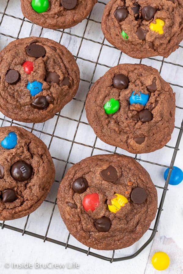 M&M Nutella Pudding Cookies - soft pudding cookies loaded with chocolate chips and candy will have everyone reaching for more. Great recipe to make and fill the cookie jar with this week. #cookies #nutella #puddingcookies #chocolate #candy #chocolatechipcookies