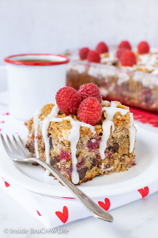 Chocolate Chip Raspberry Banana Coffee Cake - chocolate chips and fresh raspberries add a fun flavor to this banana coffee cake. Great recipe to make for breakfast or brunch!