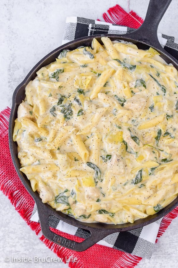 An overhead picture of the pasta dinner in a black skillet