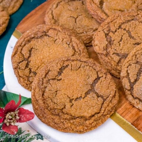 A white and brown tray with molasses crackle cookies on it