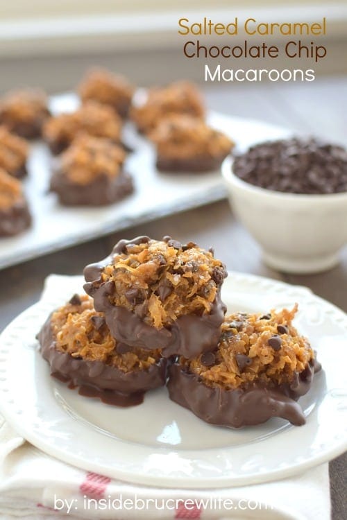 https://insidebrucrewlife.com/wp-content/uploads/2020/12/Salted-Caramel-Chocolate-Chip-Macaroons-title.jpg