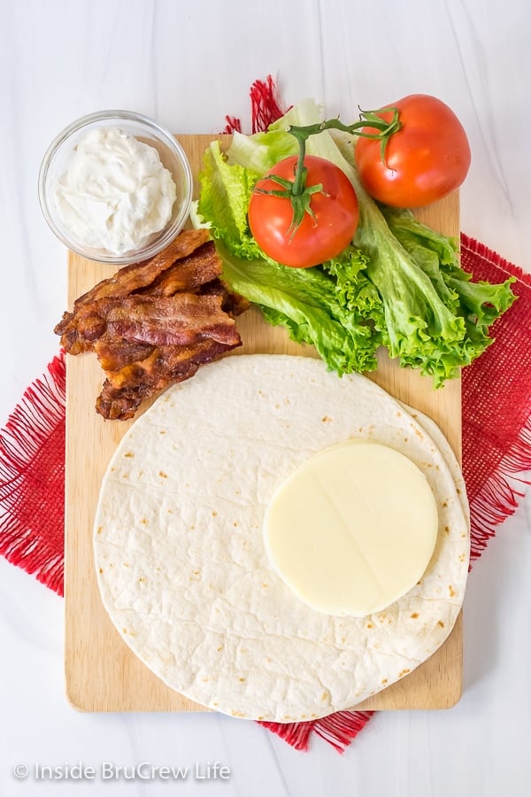 https://insidebrucrewlife.com/wp-content/uploads/2021/01/BLT-Tortilla-Wrap-Hack-1-1.jpg