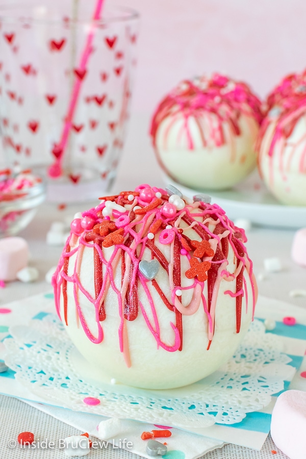 https://insidebrucrewlife.com/wp-content/uploads/2021/02/Strawberry-White-Hot-Chocolate-Bombs-3-1.jpg