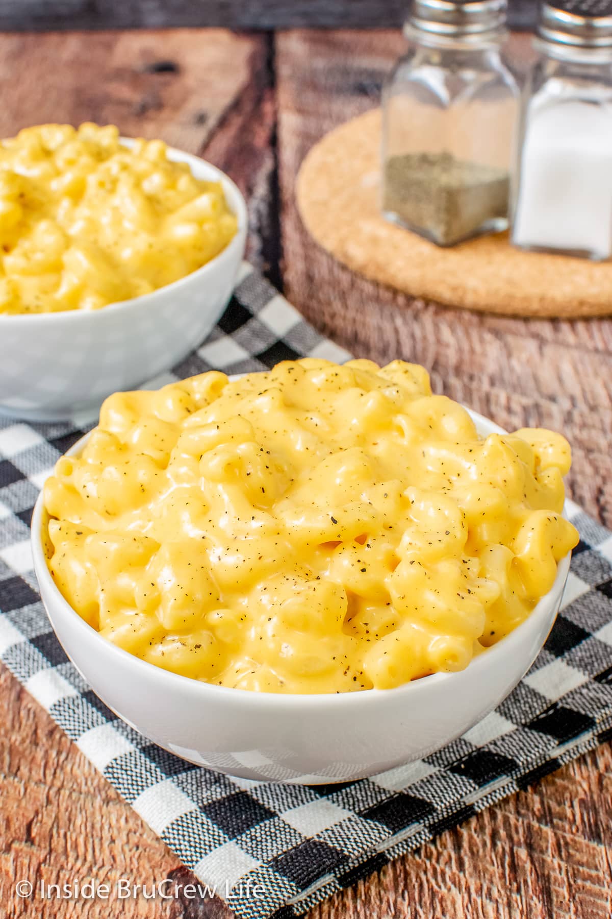 A white bowl filled with creamy mac and cheese.