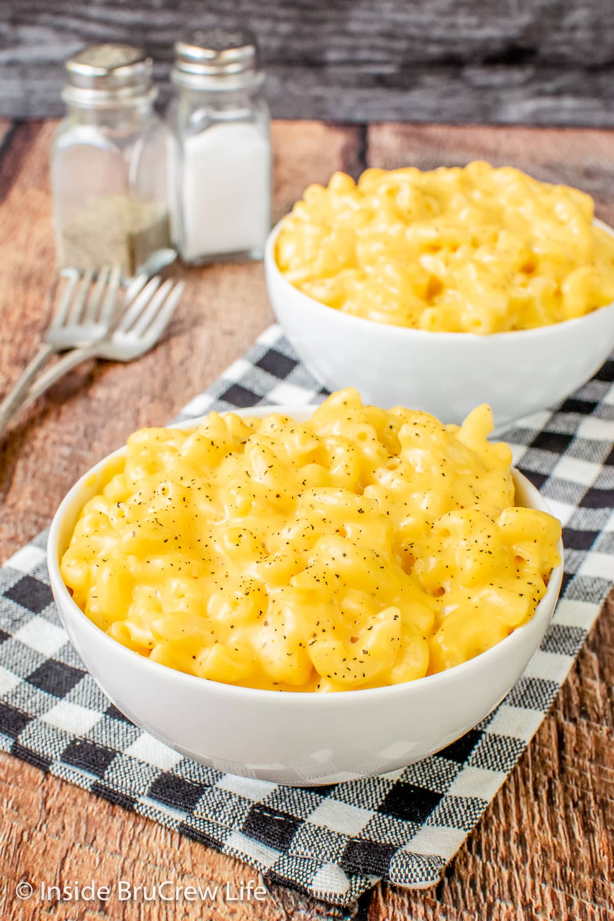 A white bowl filled with creamy mac and cheese.
