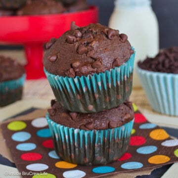 Two stacked muffins with more behind them.