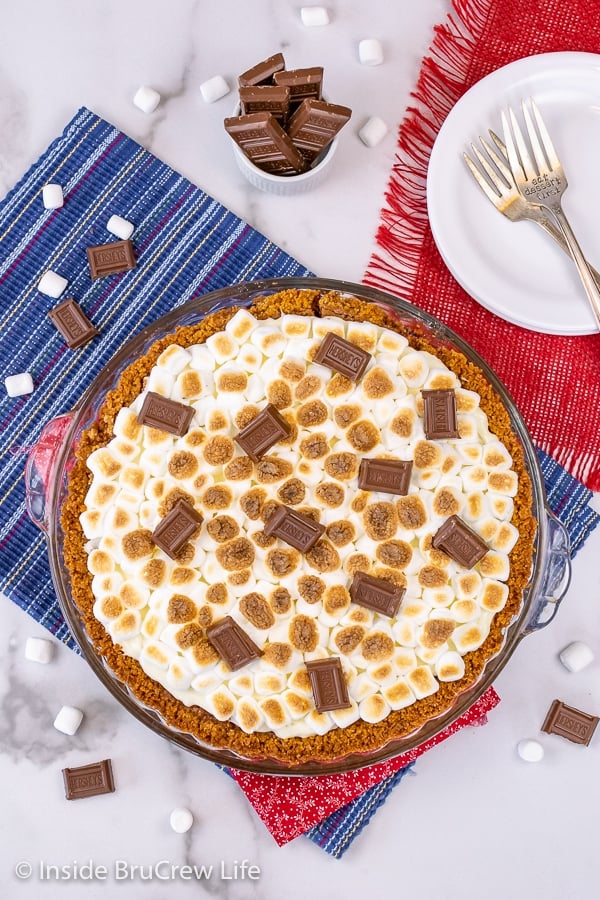 Overhead picture of a chocolate and marshmallow s'mores pie.