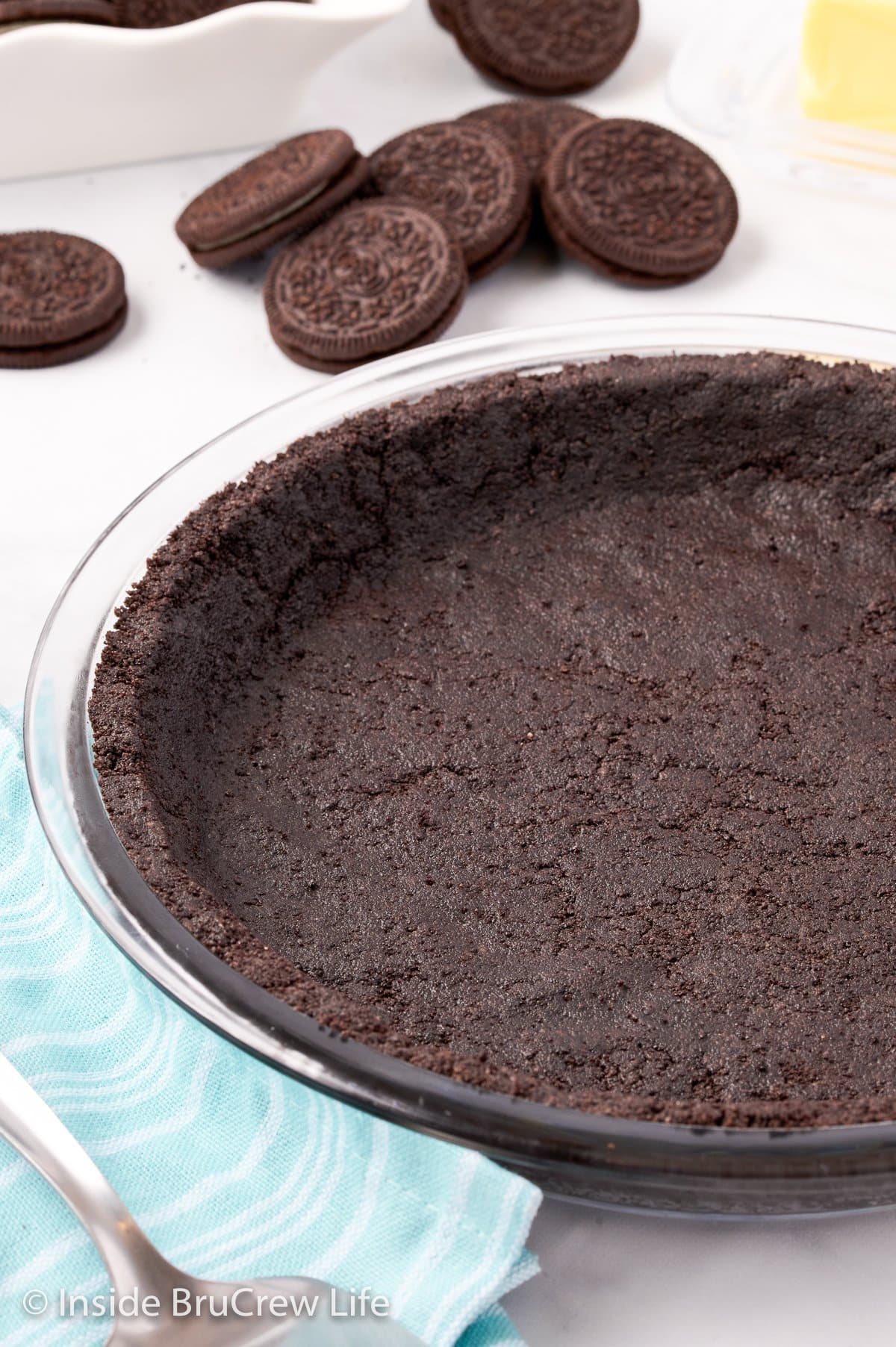 A close up picture of the side of an Oreo crust.
