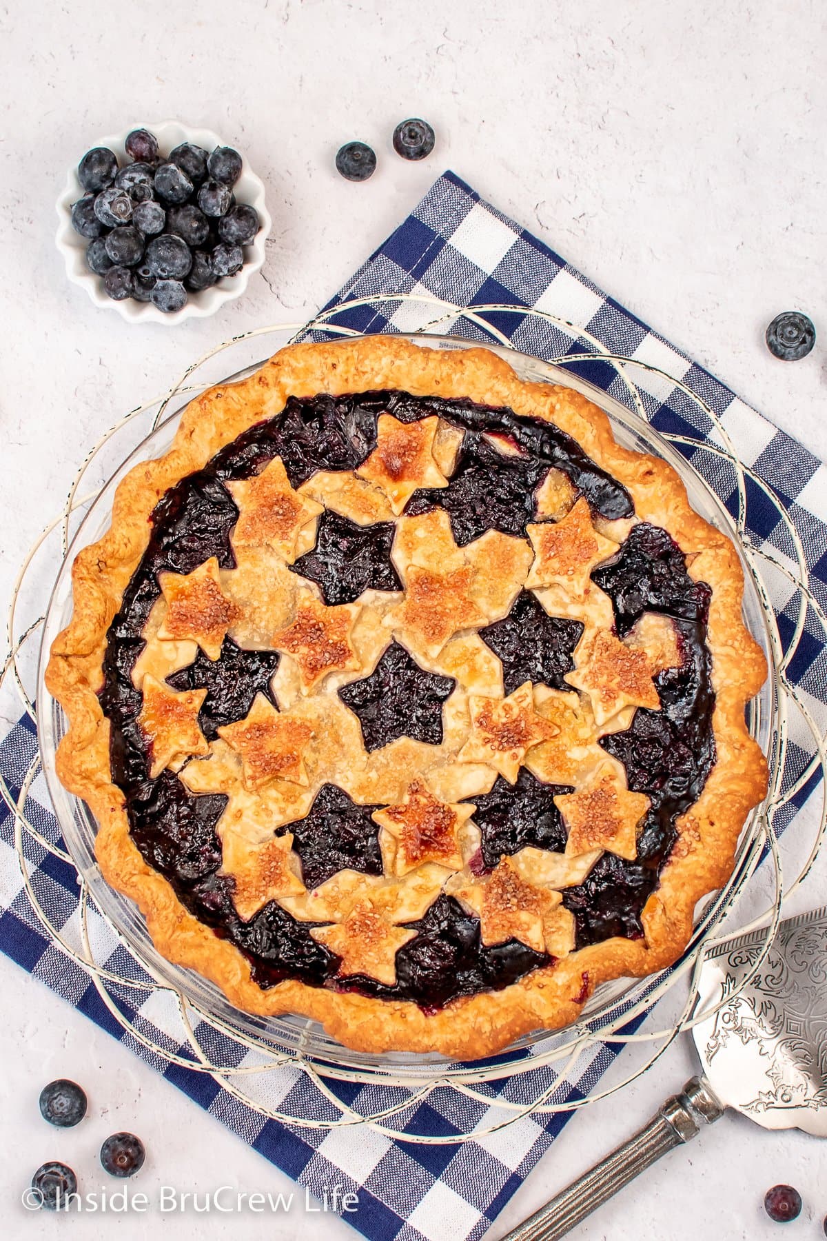 Overhead picture of a whole blueberry pie.