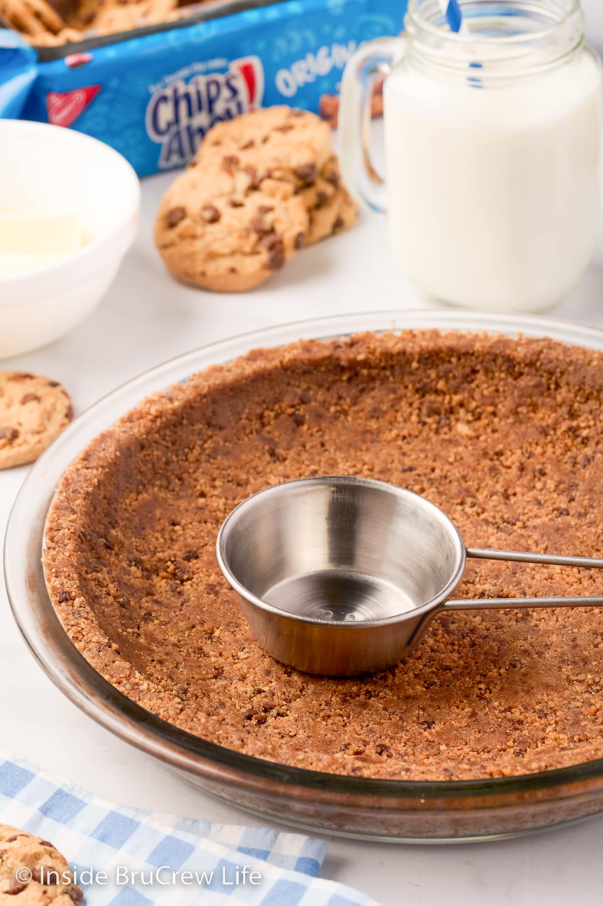 A cookie crust in a glass pie plate.