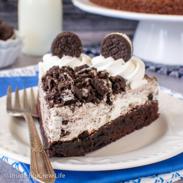 A white plate with a slice of Oreo mousse cake on it.