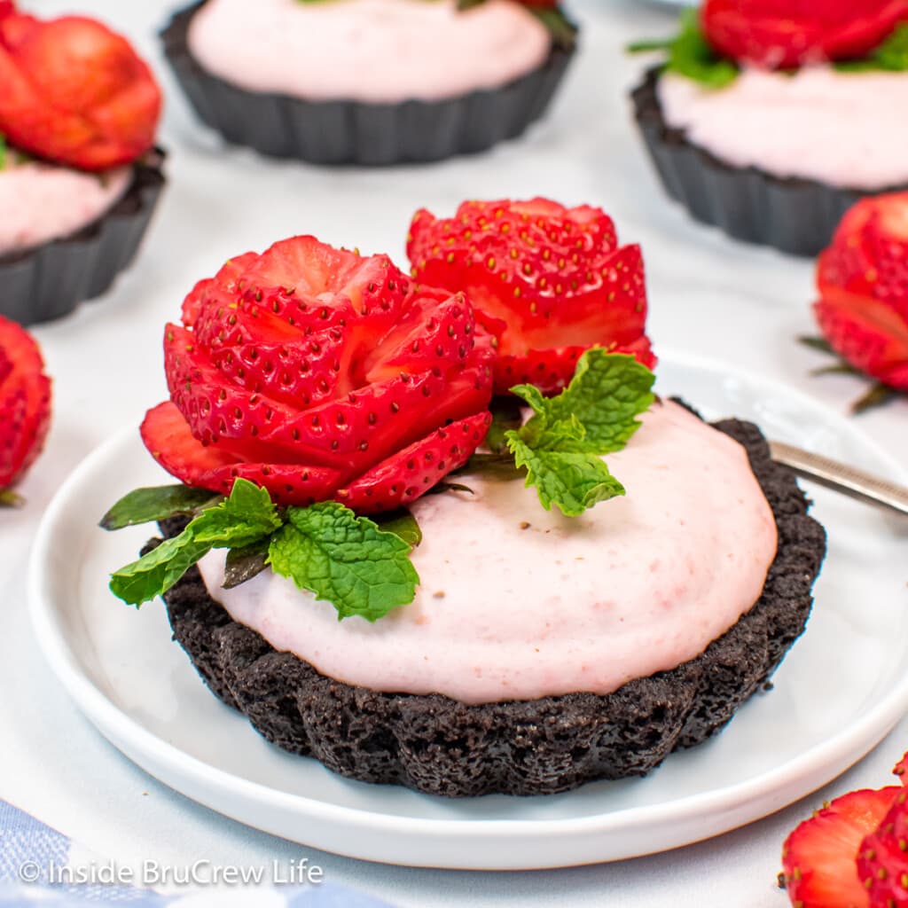 Mini No Bake Strawberry Pies - Inside BruCrew Life