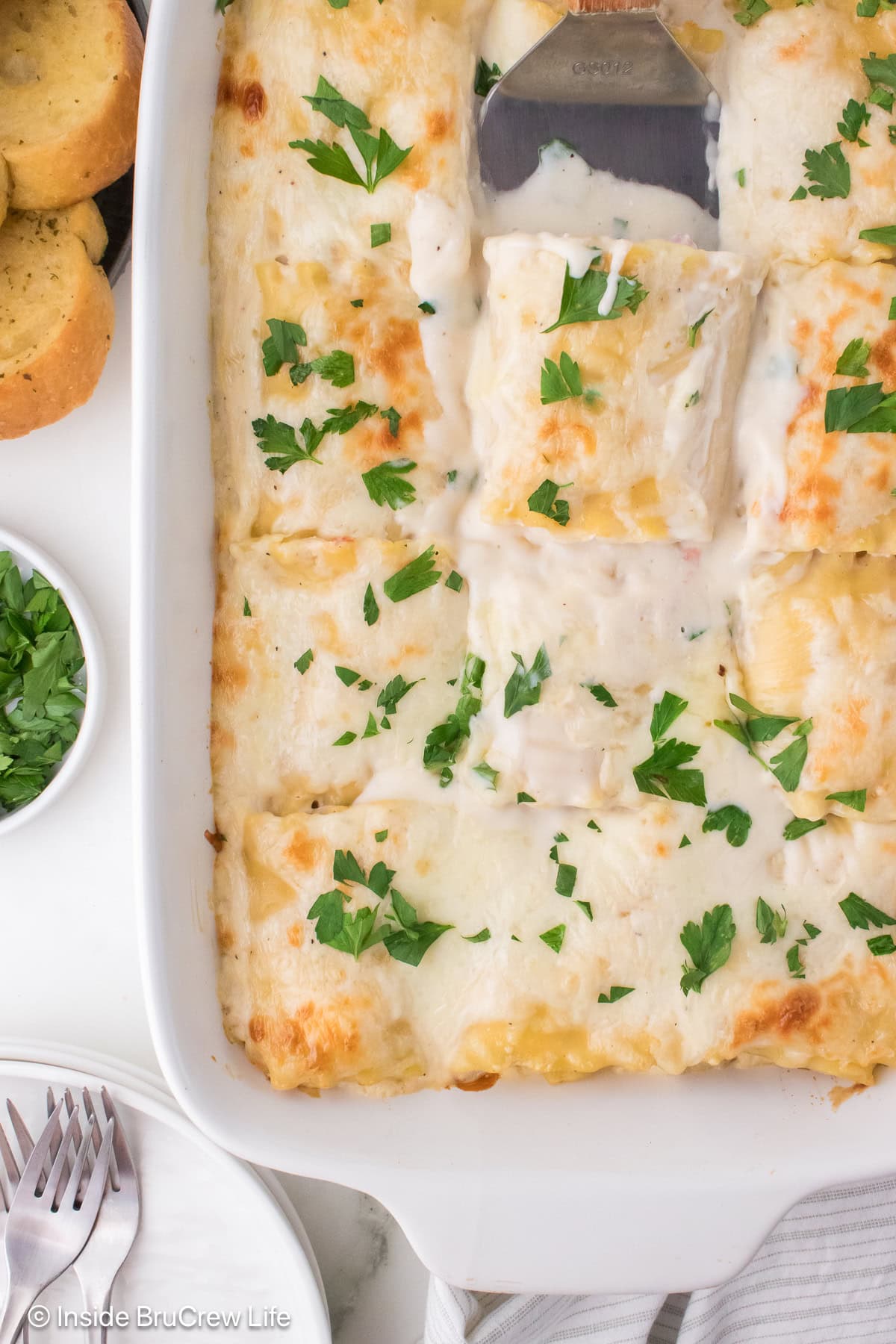 A pan of cheesy lasagna rolls.